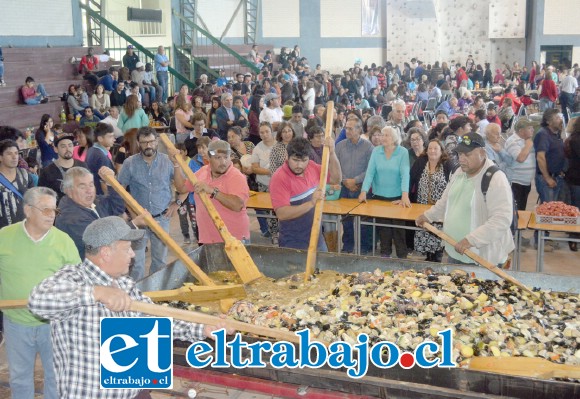 AROMAS Y SABORES DE NUESTRA TIERRA.- Más de 4.000 personas disfrutaron este lunes 21 de mayo en Santa María, del cocimiento más grande de Chile, preparado por chefs profesionales y estudiantes de gastronomía del Liceo Corina Urbina.