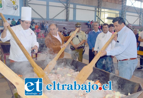 LA BUENA CUCHARA.- El alcalde Claudio Zurita y el gobernador Claudio Rodríguez también apoyaron esta singular jornada culinaria.