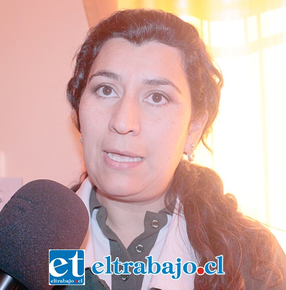 Katherine Contador, educadora de párvulos que a nombre de la dirección del establecimiento informó el lamentable suceso.