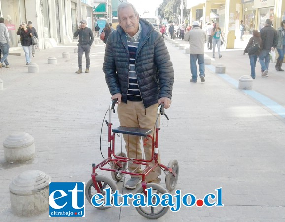 Acá vemos a Luis Ortiz apoyándose de un “burrito” para poder caminar.