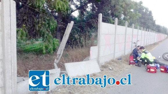 El motorista impactó contra este muro a gran velocidad, resultando con lesiones de consideración.