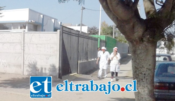 Manipuladoras de otros establecimientos lucían consternadas al enterarse de lo sucedido en el jardín infantil y Sala Cuna El Peneca.