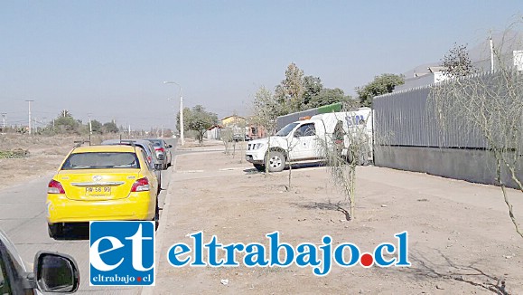 El vehículo del SML llegó hasta el jardín infantil para retirar el cuerpo de Carmen Vargas Calderón.