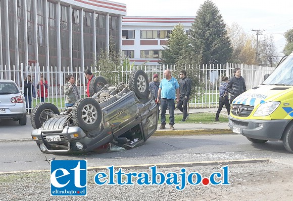 A raíz de la colisión el Mitsubishi Pajero terminó volcado de campana en la rotonda frente al Liceo Mixto de San Felipe la tarde de ayer miércoles.
