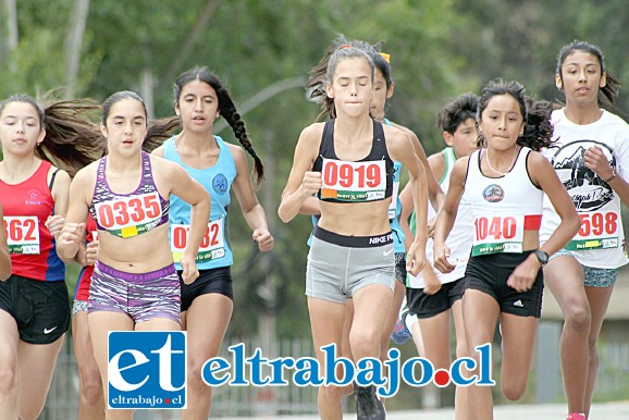 MORDIERON EL POLVO.- Aquí vemos a la intrépida ‘Panchita’ Zúñiga batallando ‘de Tú a Tú’ con las mejores en su categoría. Al final las venció a todas.