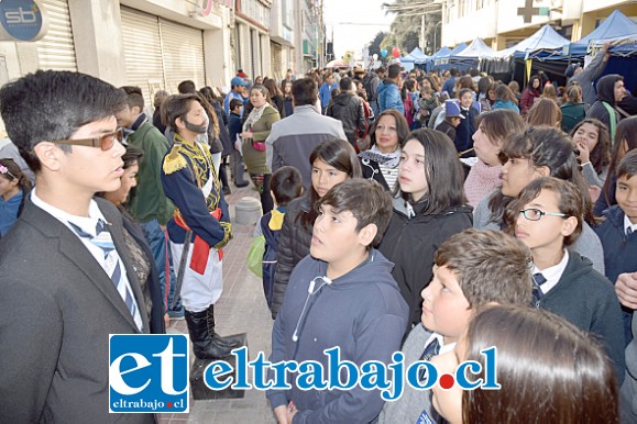 HOMENAJE VIVIENTE.- Cientos de personas tuvieron la oportunidad de conocer más sobre la historia de Diario El Trabajo y de su fundador, don Elías Juri Jacob, por cuenta del niño de 12 años, Cristopher Soto. HOMENAJE VIVIENTE.- Cientos de personas tuvieron la oportunidad de conocer más sobre la historia de Diario El Trabajo y de su fundador, don Elías Juri Jacob, por cuenta del niño de 12 años, Cristopher Soto.