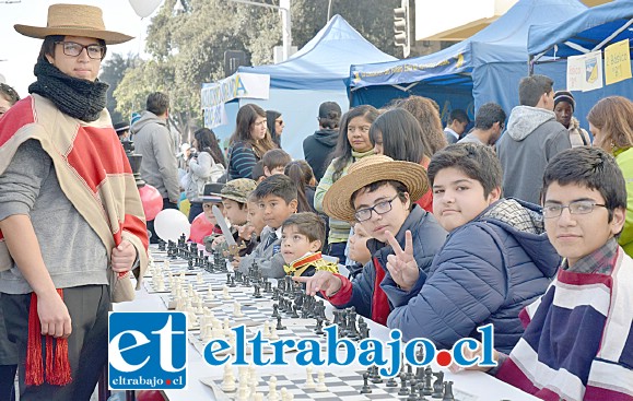 LOCOS POR EL AJEDREZ.- Andrés Tapia también hizo de las suyas en la Simultánea Patrimonial de Ajedrez que desarrolló en el centro de nuestra ciudad.