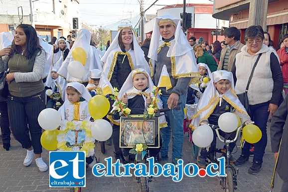 EN BICICLETA.- Estos pequeñitos desfilaron también vestidos como cuasimodistas por el centro de la calle.