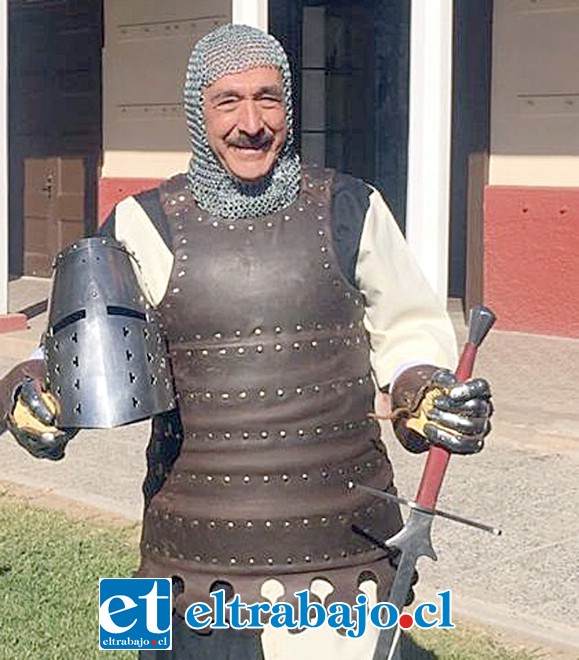 EDIL CRUZADO.- El alcalde Patricio Freire no se aguantó las ganas, y se puso este traje medieval.