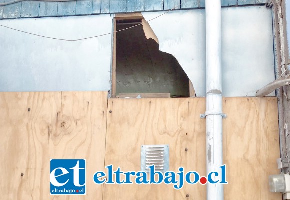 MISMA TÉCNICA.- Por este forado ingresaron los desalmados delincuentes. El empresario afectado asegura estar ya aburrido de esta situación.