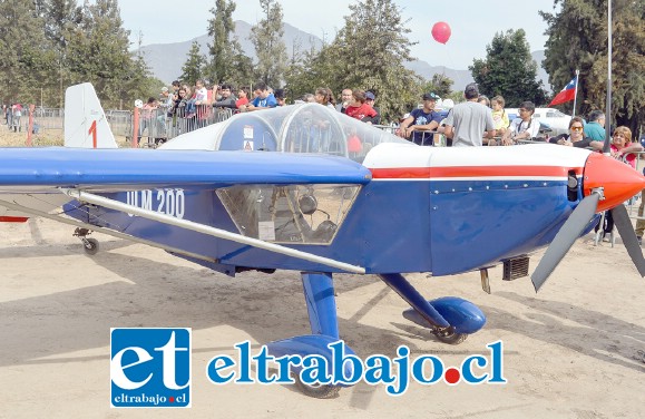 ANSIAS DE VOLAR.- Muchísimas personas esperaron pacientemente su turno para poder subir a esta aeronave ultraligera.