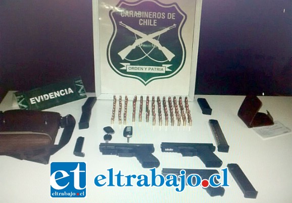 Carabineros incautó las armas de fuego, a fogueo, municiones y droga.