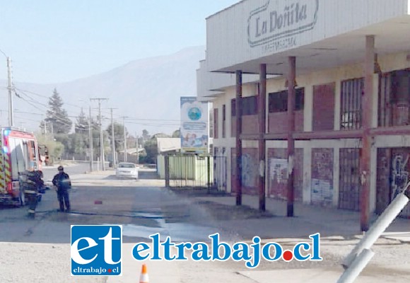 Bomberos trabajando frente al ex – supermercado La Doñita el viernes.