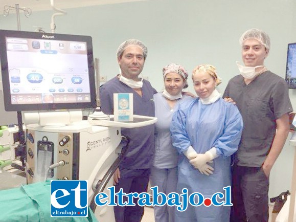 Equipo médico a cargo del exitoso procedimiento que aumentó la agudeza visual de la paciente.