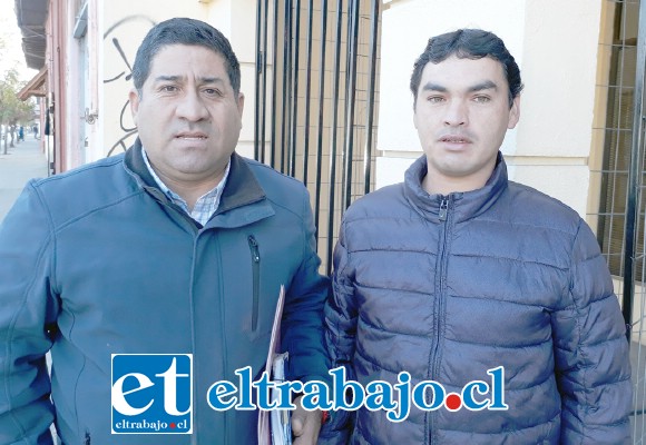Claudio Carvajal Meneses, padre de la menor, junto al dirigente Claudio Pantoja, quien realizó la denuncia.
