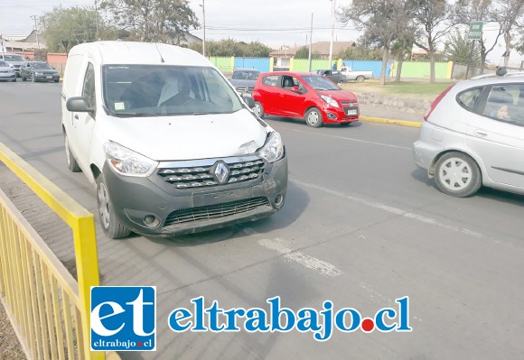El furgón Renault involucrado en el accidente resultó con daños menores, en tanto sus conductora salvó ilesa.