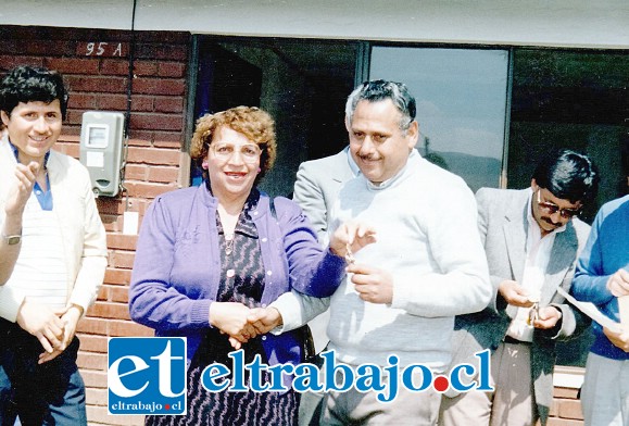 CASITA NUEVA.- Aquí tenemos la entrega de llaves de una vivienda a una vecina de Villa Argelia, en 1982.