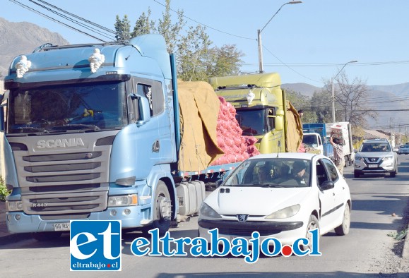 ESTO CAMBIARÁ.- Este es el mediano congestionamiento que se vive actualmente en Calle San Martín con los camiones feriantes.
