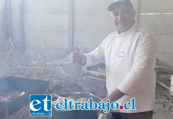 El Concejal Danilo Arancibia Brante en otro beneficio preparando pollo.
