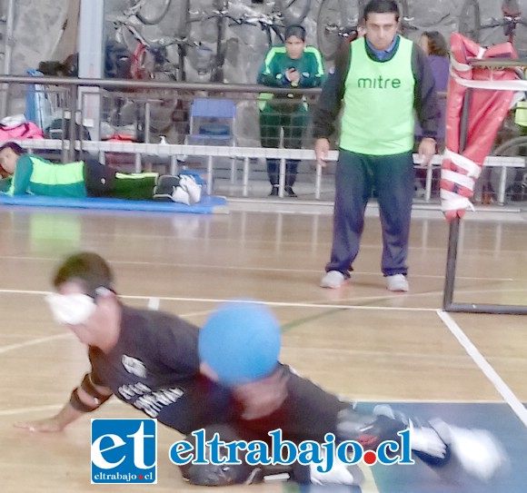 DEPORTE SIN BARRERAS.- Aquí vemos a este deportista ciego de Cóndores Aconcagua en plena acción, evitando que le anoten un gol.