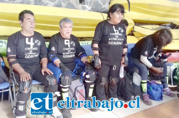 EN LA BANCA.- Mientras unos juegan, los demás goallbolistas esperan su turno para jugar su mejor partido.