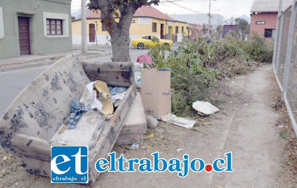 ANTES.- Así lucía el martes temprano la esquina Artemón Cifuentes con Calle Portus, nadie recordaba que ahí estaba sepultado el grifo para emergencias. ANTES.- Así lucía el martes temprano la esquina Artemón Cifuentes con Calle Portus, nadie recordaba que ahí estaba sepultado el grifo para emergencias.