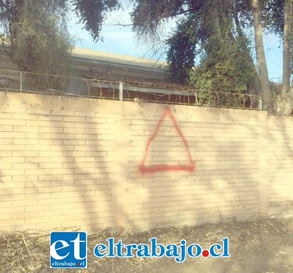 Los delincuentes dejaron una marca en el muro hecha con spray para guiarse en medio de la noche y perpetrar el robo, sin lograr ser descubiertos.