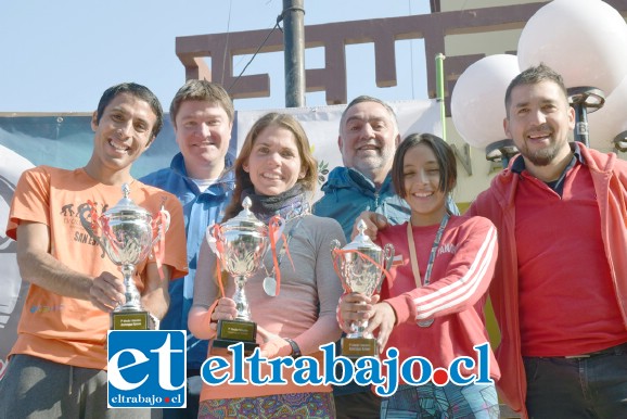 SON LOS MEJORES.- Aquí tenemos a los campeones en sus categorías: Francisca ‘Panchita’ Zúñiga en los 10 kilómetros, Daniela De Marco en los 21K y de igual forma Pablo Báez en los 21 kilómetros.