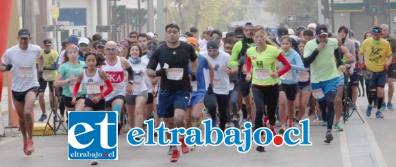 LA CREMA DEL ATLETISMO.- Unos 200 deportistas de varias partes del país se dieron cita en el centro de San Felipe para correr este domingo la primera Media Maratón Diario El Trabajo, organizada por Aconcagua Runners y patrocinadas por varias empresas de la comuna.