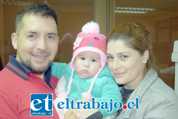 LA FAMILIA RUNNERS.- Aquí tenemos a David Olivares, su esposa Maribel Andrades y se guagüita Elena, organizadores del evento.