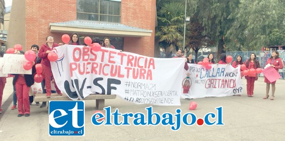 Las matronas manifestándose en el frontis del Policlínico de Especialidades.