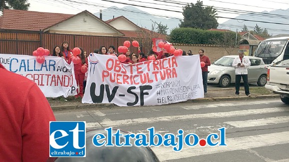 Las matronas manifestándose en la calle, frente al Hospital San Camilo.