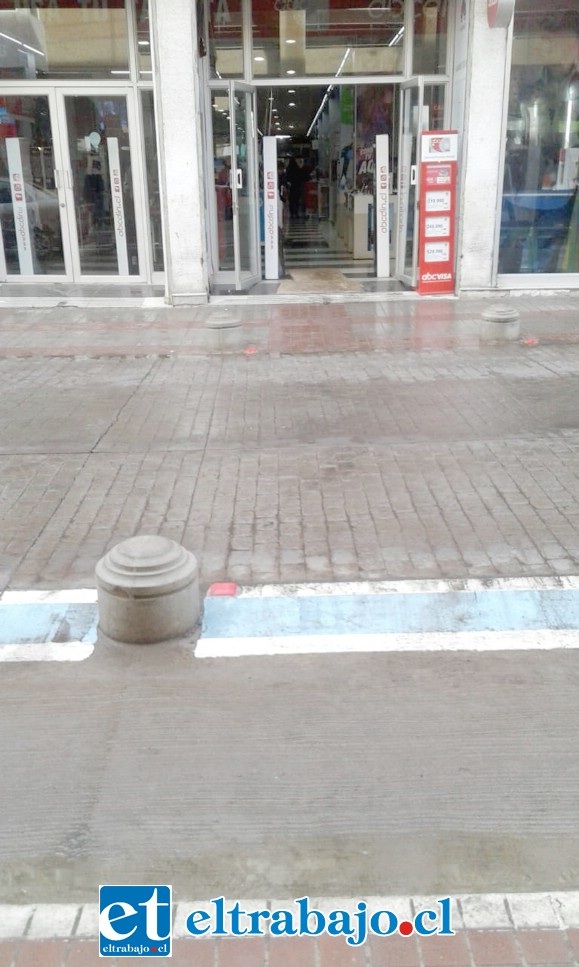 Así estaba ayer en la mañana el frontis de la tienda ABC Din.