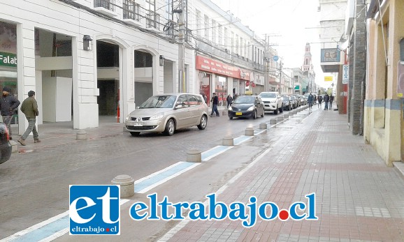 Este era el panorama de la calle Prat ayer en la mañana luego de la lluvia.