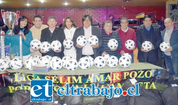 DIRECTIVA E INVITADOS.- Aquí tenemos a la directiva del Torneo junto a varios de los invitados especiales de la gala de premiación.