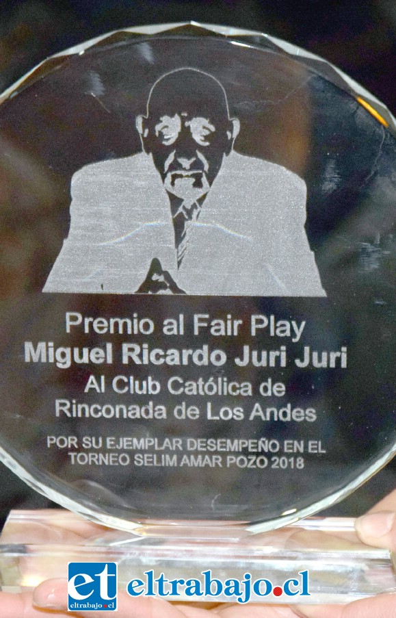 JUEGO LIMPIO.- Este es galardón fue entregado por Diario El Trabajo al ganador del Fair Play Miguel Ricardo Juri 2018, Club Católica Rinconada, de Los Antes.