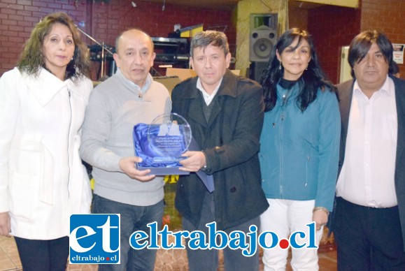 Marco Antonio Juri hizo entrega del Premio Fair Play a directivos del Torneo, quienes lo asignarán al club ganador.