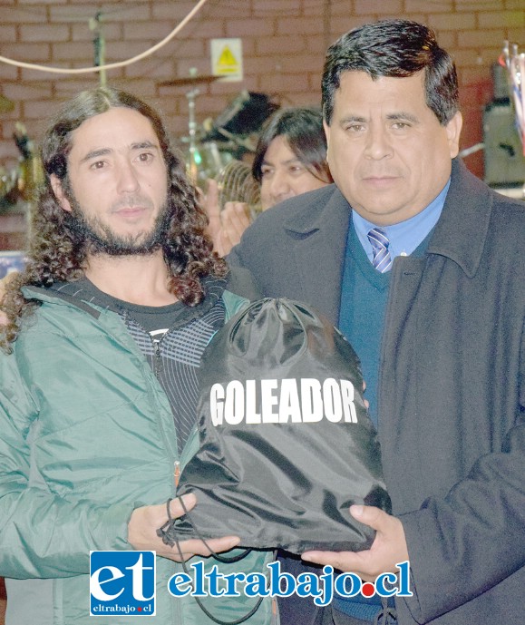 BALONES Y UNIFORMES.- También el alcalde de Santa María, Claudio Zurita, participó en la entrega de uniformes y balones a los clubes.