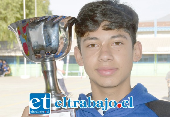 El Capitán del equipo, Diego Valenzuela, muestra a Diario El Trabajo la copa ganada por él y sus compañeros.