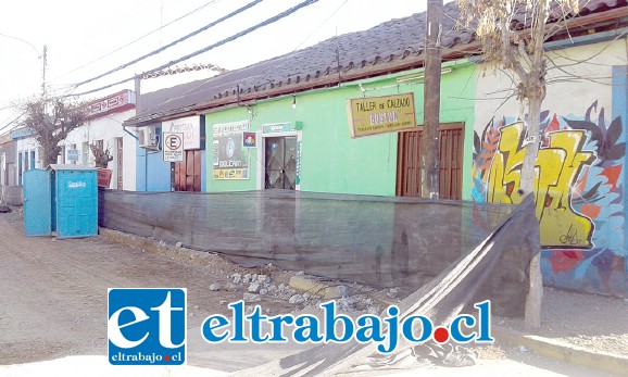 Acá se aprecia el local y también los trabajos que se están realizando en calle Prat.