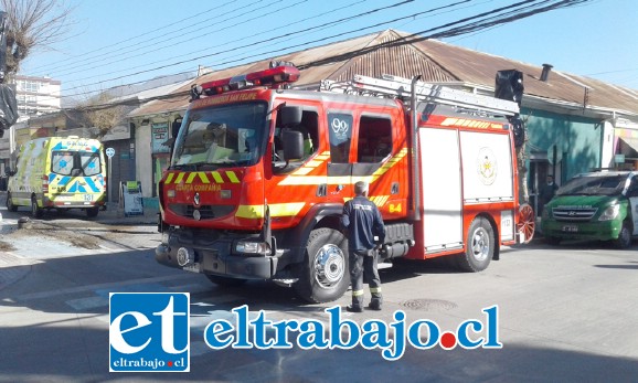 El ABC en el lugar Ambulancia, Bomberos y Carabineros durante la emergencia en que chocó la ambulancia con una bolardo.