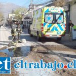 Ambulancia choca con bolardo, derramando aceite en la calzada Ambulancia choca con bolardo, derramando aceite en la calzada