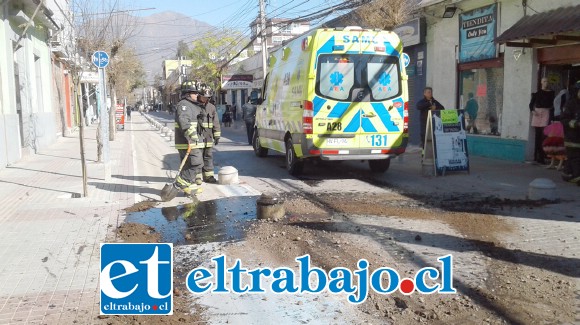 Después del choque, vemos al personal de Bomberos desparramando arena en la calzada.
