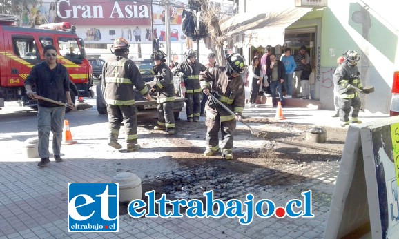 Personal municipal junto a Bomberos debieron echar bastante arena sobre la calzada con aceite.