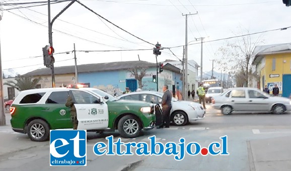 Carabineros regulando el tránsito en Avenida Maipú con Benigno Caldera, donde de madrugada también instalaron barricadas.