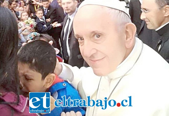 FUE NOTICIA NACIONAL.- Hasta el Papa Francisco, cuando visitó nuestro país hace pocos meses, buscó la cercanía de este niño aconcagüino.