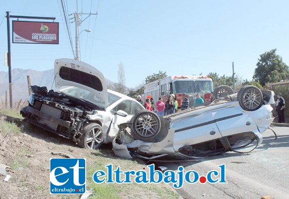 El automóvil Peugeot matrícula XD 21-64, con dos ocupantes en su interior, se desplazaba hacia el oriente, y habría efectuando una maniobra de adelantamiento colisionando al Microbus.