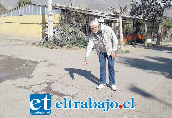 El vecino muestra lo deteriorado que está el pavimento producto del alto flujo vehicular.
