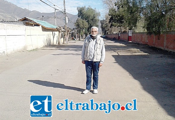 Acá vemos al vecino Delfín Moreno al centro del pasaje, donde se observa una parte pavimentada y todo lo demás de tierra.