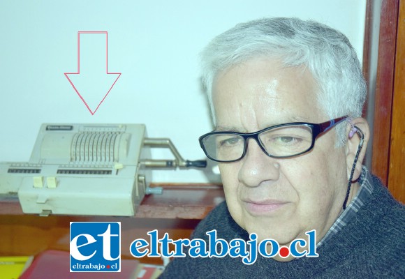 Él es don Raúl Vega Donoso, quien se siente orgulloso de la profesión heredada por sus padres, la flecha señala la calculadora de molinillo que usaron sus padres.
